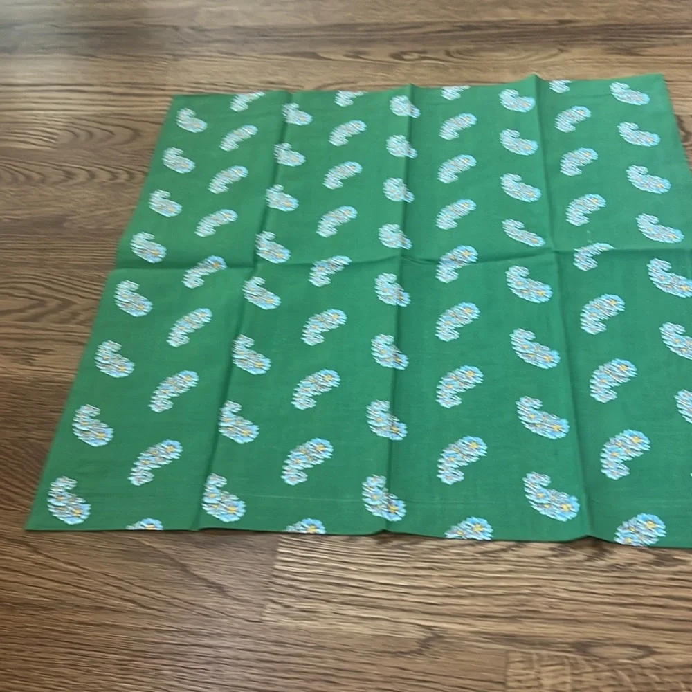 Williams Sonoma set of 6 dinner napkins. Green